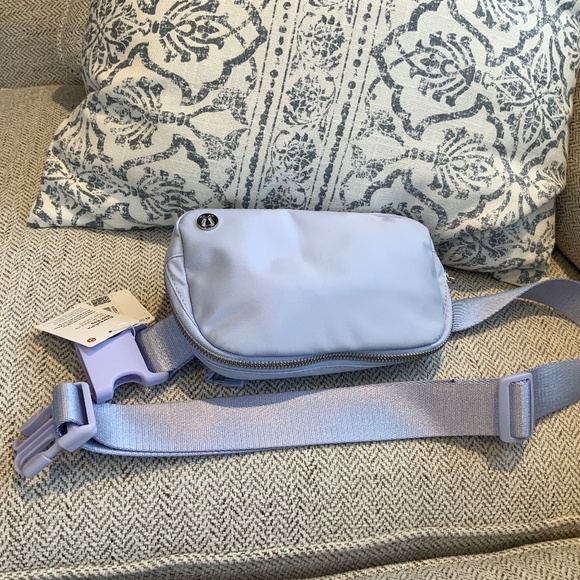 NWT PASTEL BLUE Lululemon Everywhere Belt Bag with Metal Hardware Zipper - Picture 5 of 11